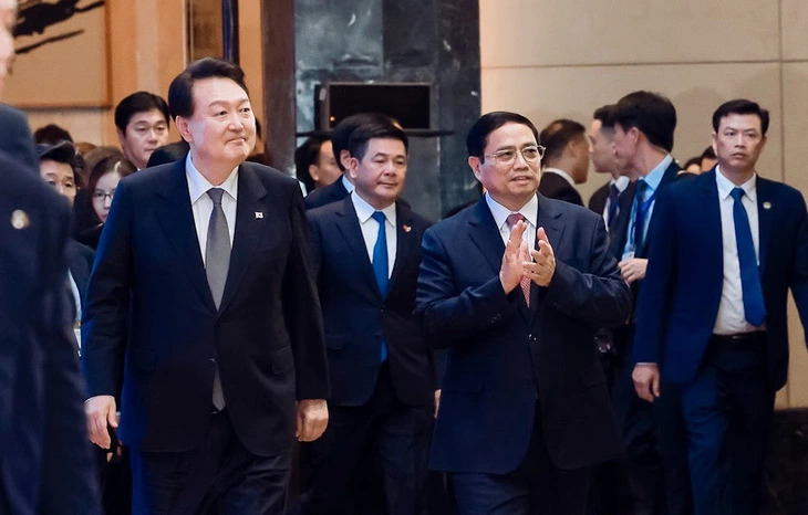 Vietnam’s Prime Minister Pham Minh Chinh (front row, R) and South Korean President Yoon Suk Yeol (front row, L) at the Vietnam-Korea Business Forum held in Hanoi, Vietnam in June 2023. Photo: VGP