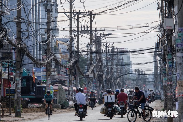 Electric poles and wires remain. Photo: Phuong Nhi / Tuoi Tre