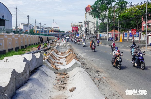 Materials of the project to expand Hoang Hoa Tham Street in Ho Chi Minh City. Photo: Vien Phong / Tuoi Tre