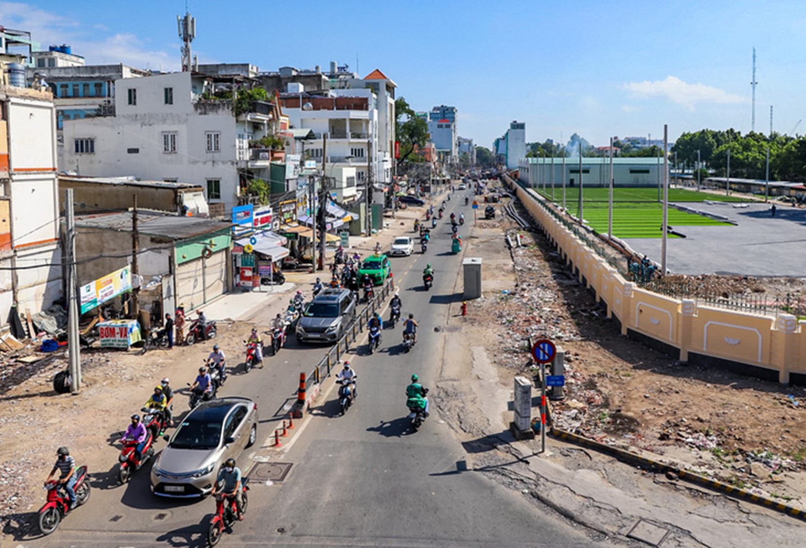 Technical infrastructure along Hoang Hoa Tham Street in Ho Chi Minh City is relocated. Photo: Chau Tuan / Tuoi Tre