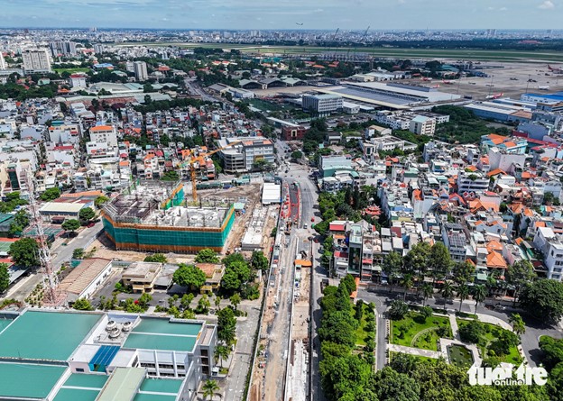 The project to build a road connecting Tran Quoc Hoan and Cong Hoa Streets is over 50 percent complete. Photo: Chau Tuan / Tuoi Tre