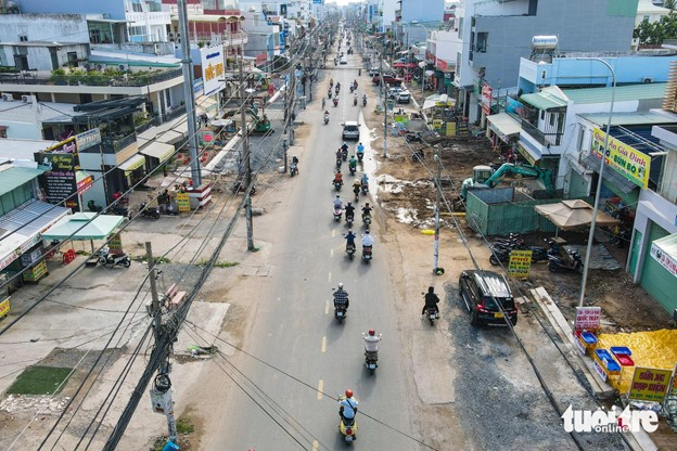 At the project to expand a 1.98-kilometer-long Tan Ky Tan Quy Street section in Binh Tan District, Ho Chi Minh City, many segments have been expanded to 30 meters wide and have drains replaced. Photo: Phuong Nhi / Tuoi Tre