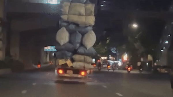 Hanoi truck driver fined for transporting goods stacked 4.2m high