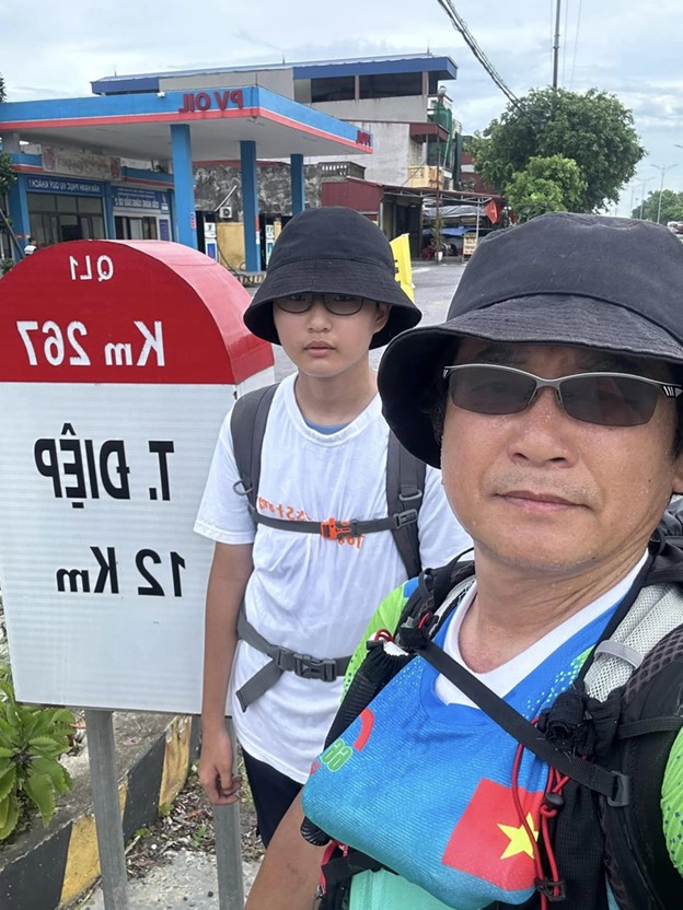 S.Korean father, son run across Vietnam to wish for friend’s post-surgery recovery