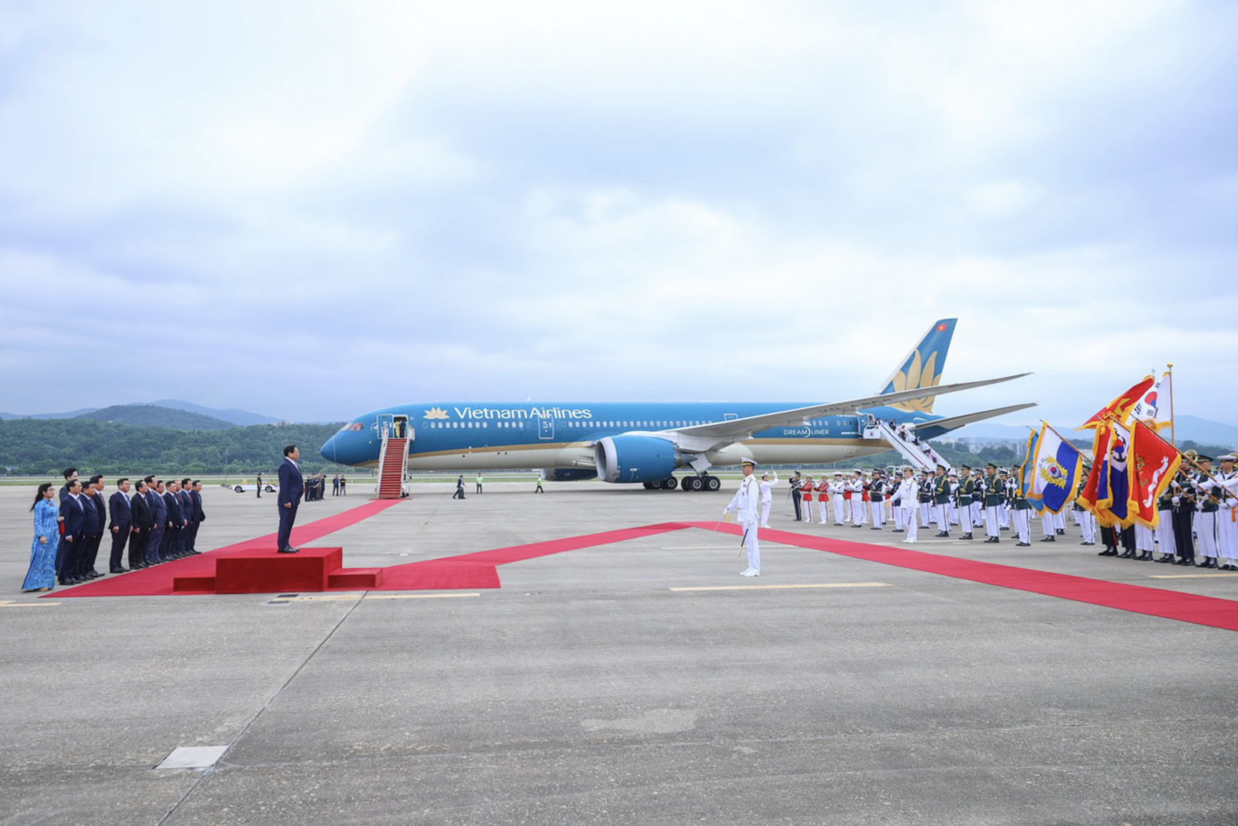 A welcome ceremony was hosted at Seongnam Seoul Air Base on June 30, 2024 for Prime Minister Pham Minh Chinh and his entourage. Photo: Nhat Bac