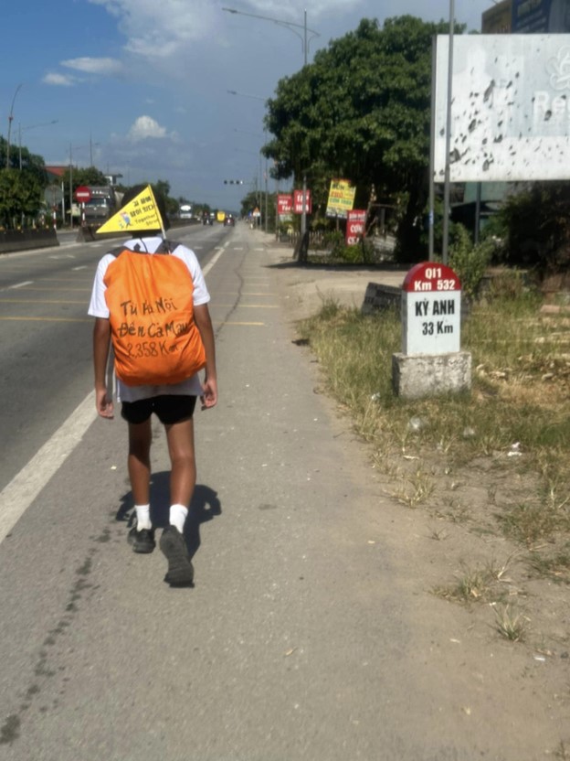 On the son’s backpack is the phrase ‘from Hanoi to Ca Mau 2,358km’. Photo: Supplied