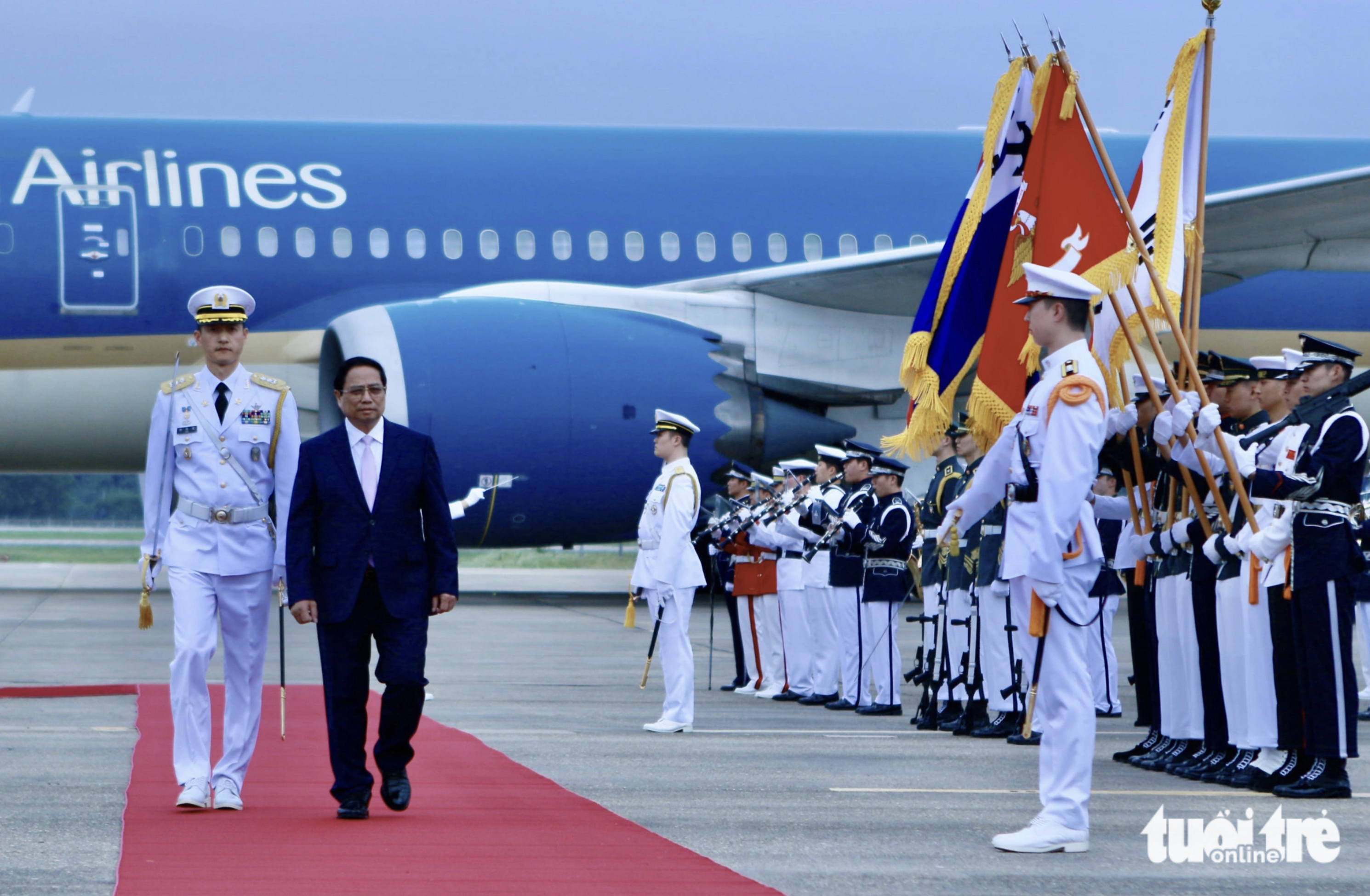 Prime Minister Pham Minh Chinh reviews the South Korean guard of honor. Photo: Duy Linh / Tuoi Tre