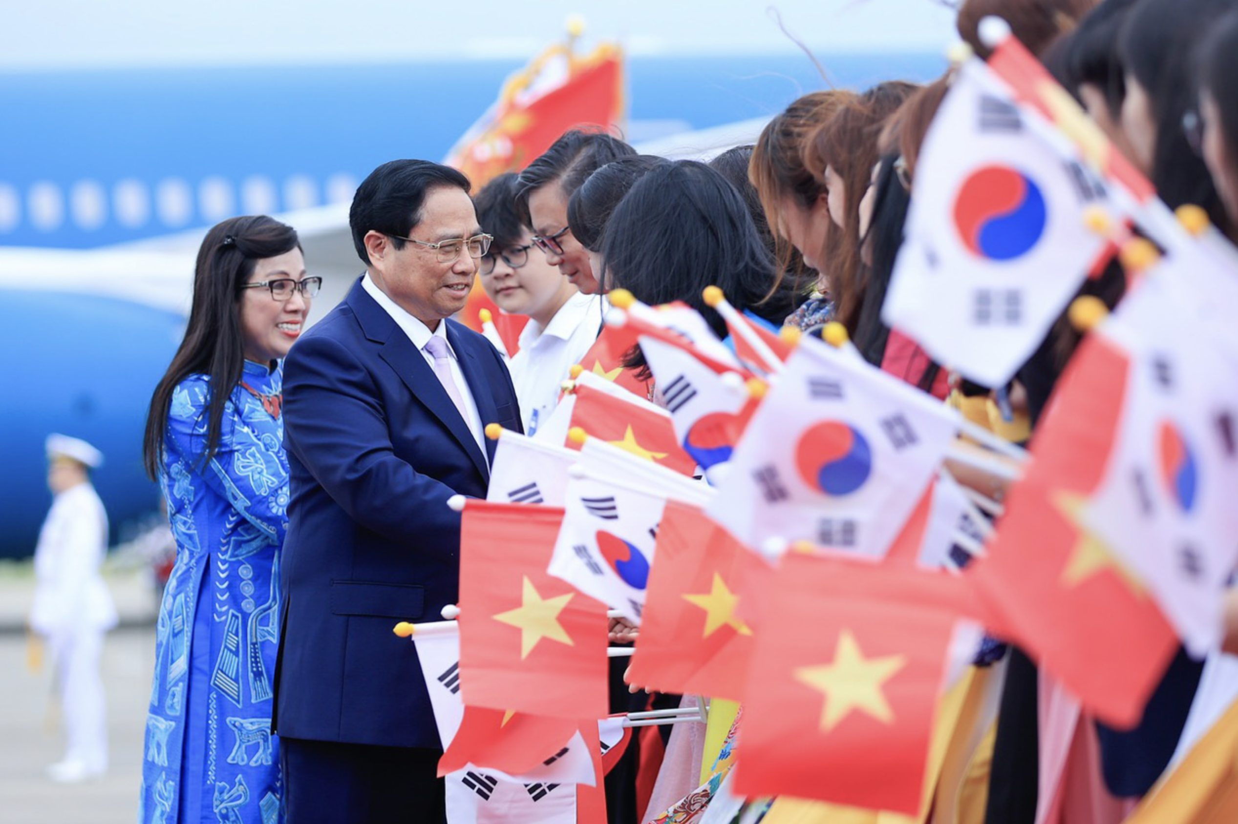 Prime Minister Pham Minh Chinh shakes hands with Vietnamese people at Seongnam Seoul Air Base on June 30, 2024. Photo: Nhat Bac