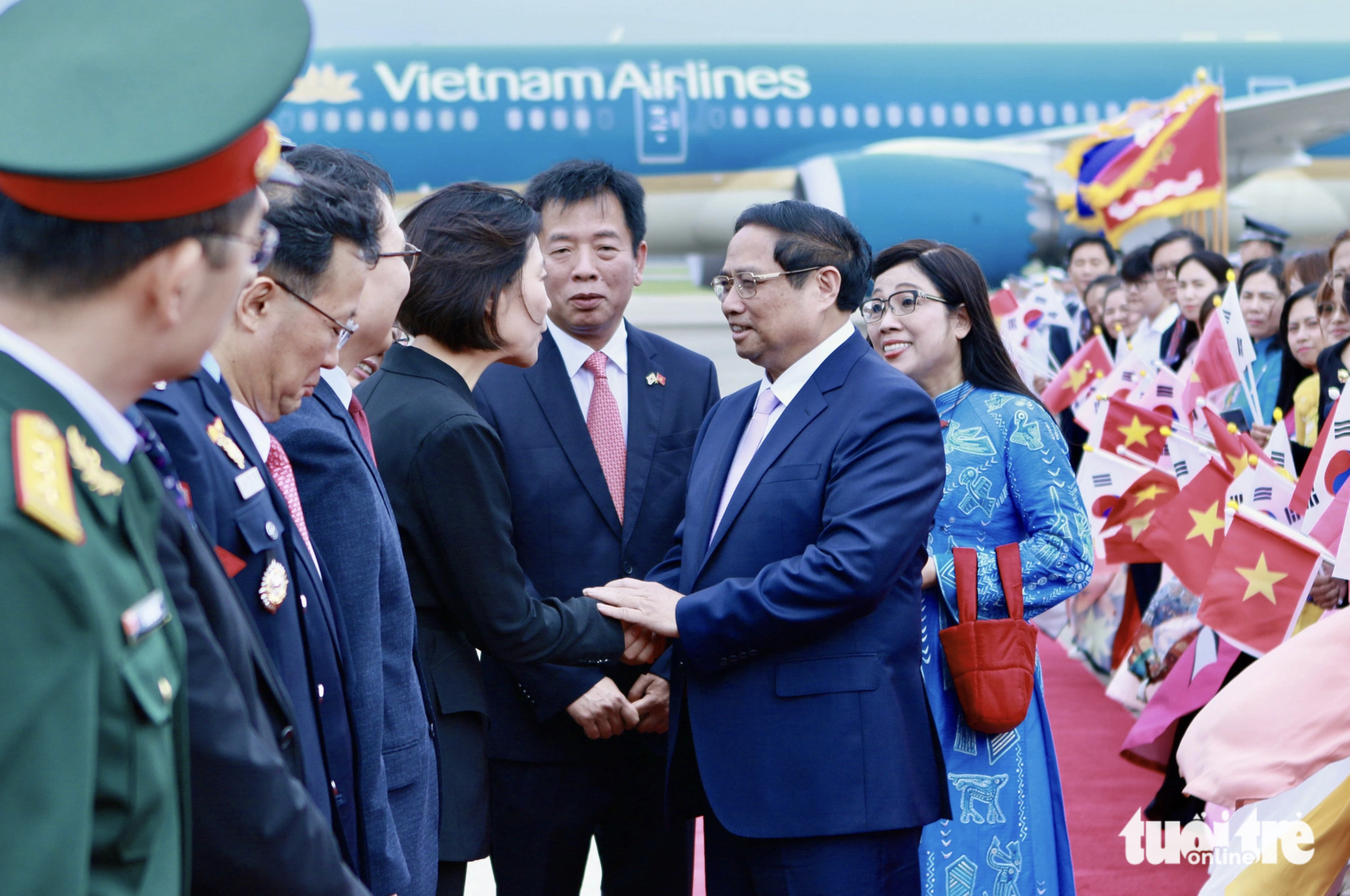 South Korean Minister of SMEs and Startups Oh Young Ju (L) greets Prime Minister Pham Minh Chinh (R) at Seongnam Seoul Air Base on June 30, 2024 . Photo: Duy Linh / Tuoi Tre