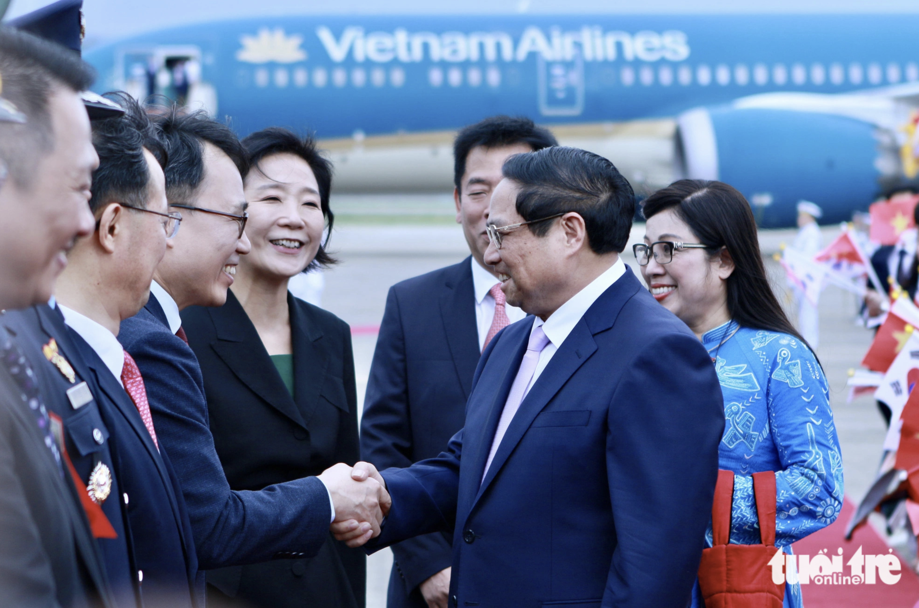 Prime Minister Pham Minh Chinh (R) shakes hands with South Korean Ambassador in Vietnam Choi Young-sam. Photo: Duy Linh / Tuoi Tre