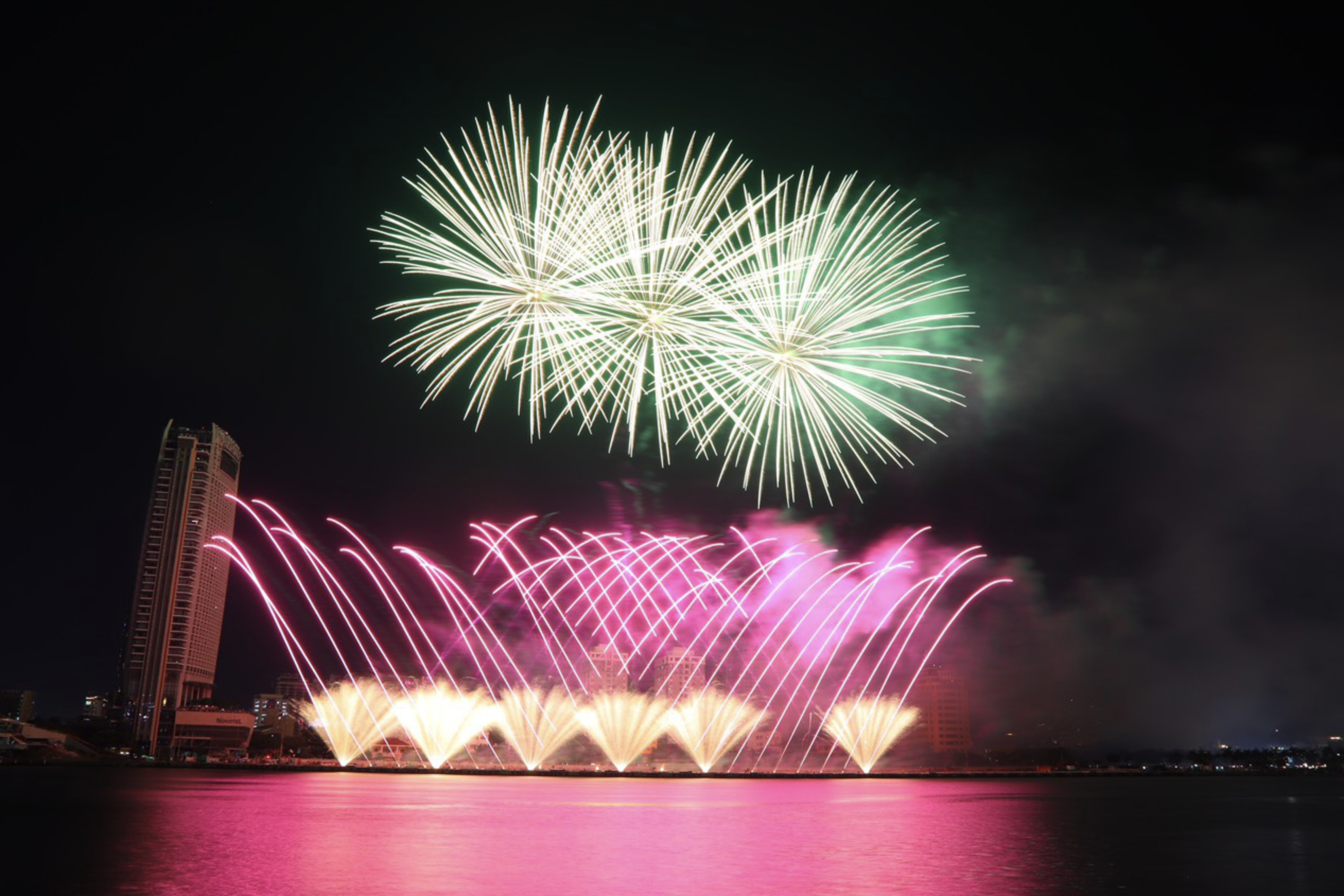 Chinese, Finnish teams showcase pyrotechnic artistry at DIFF 2024 in Da Nang