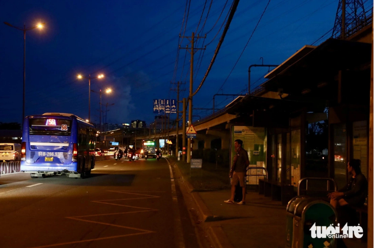 Ho Chi Minh City bus stops darken as lights stolen