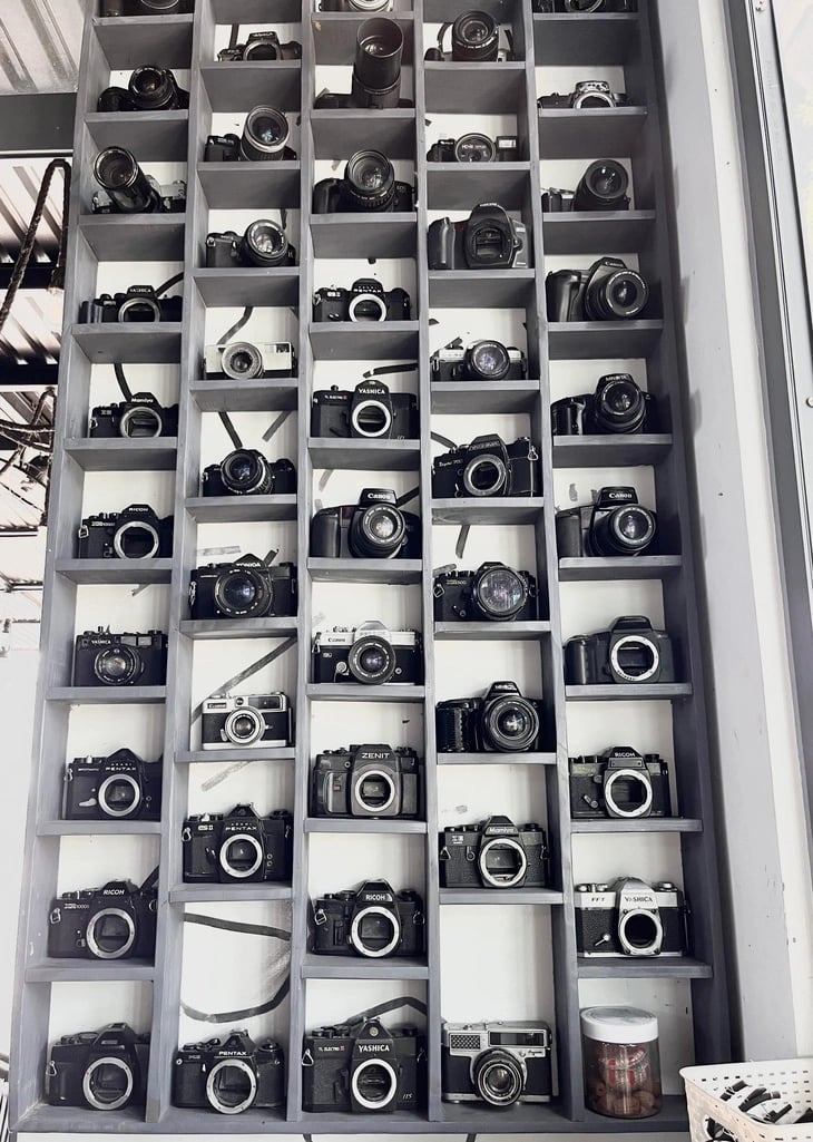 Walls are taken advantage of to make room for the display of the cameras. Photo: Lan Ngoc / Tuoi Tre