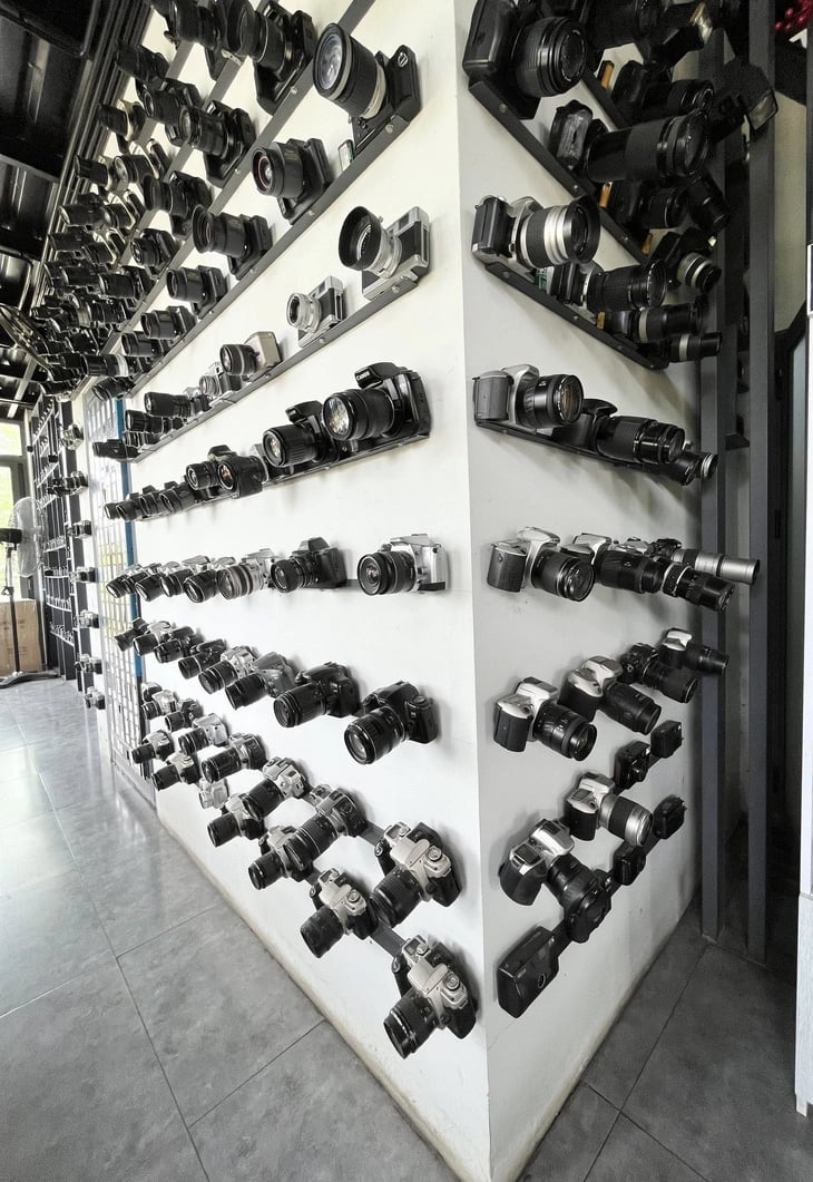 Cameras are hung all over the walls. Photo: Lan Ngoc / Tuoi Tre
