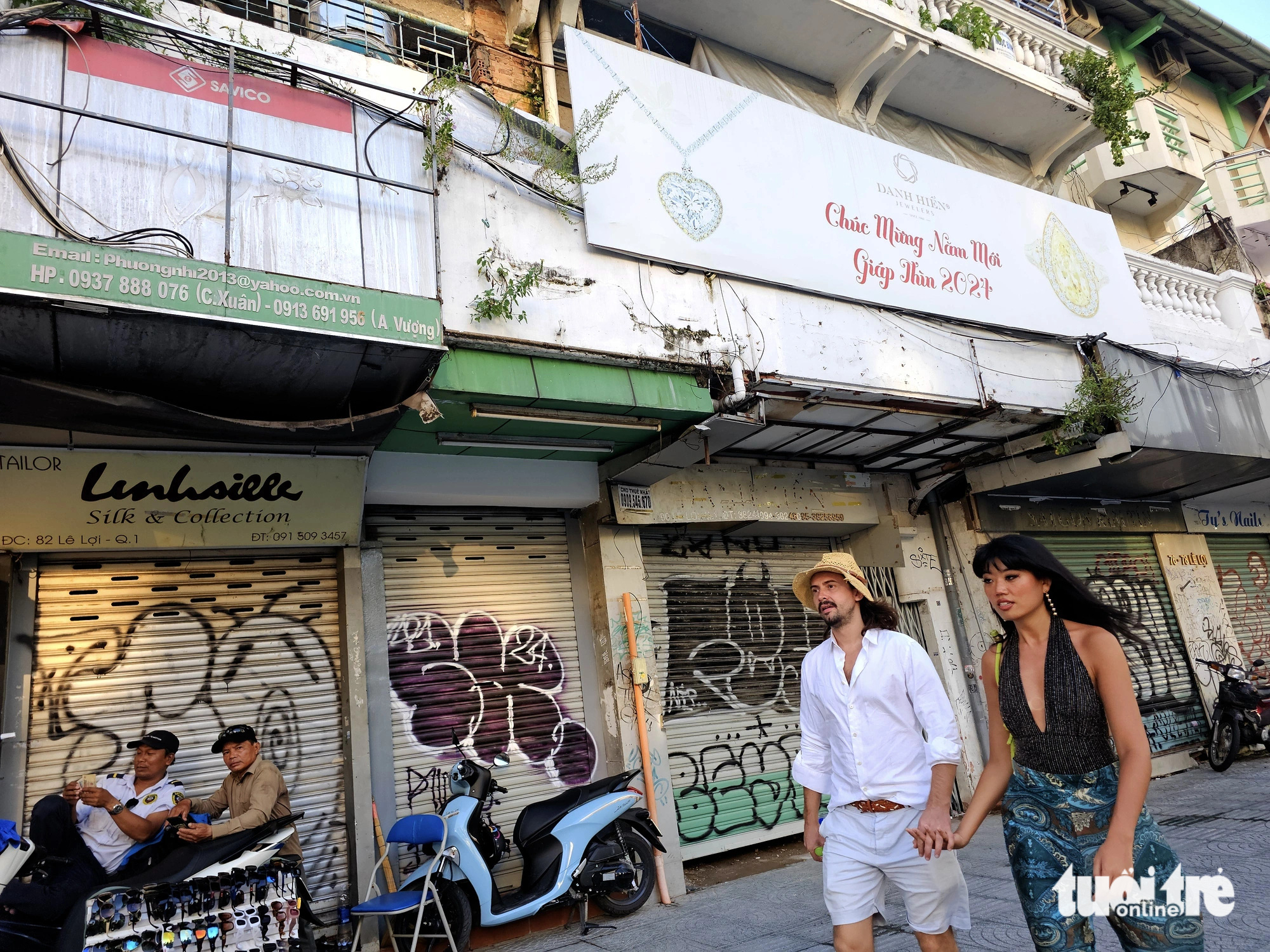 Stores lining Le Loi Boulevard in District 1, Ho Chi Minh City become canvases for graffiti after remaining unoccupied for many years. Photo: Ngoc Hien / Tuoi Tre