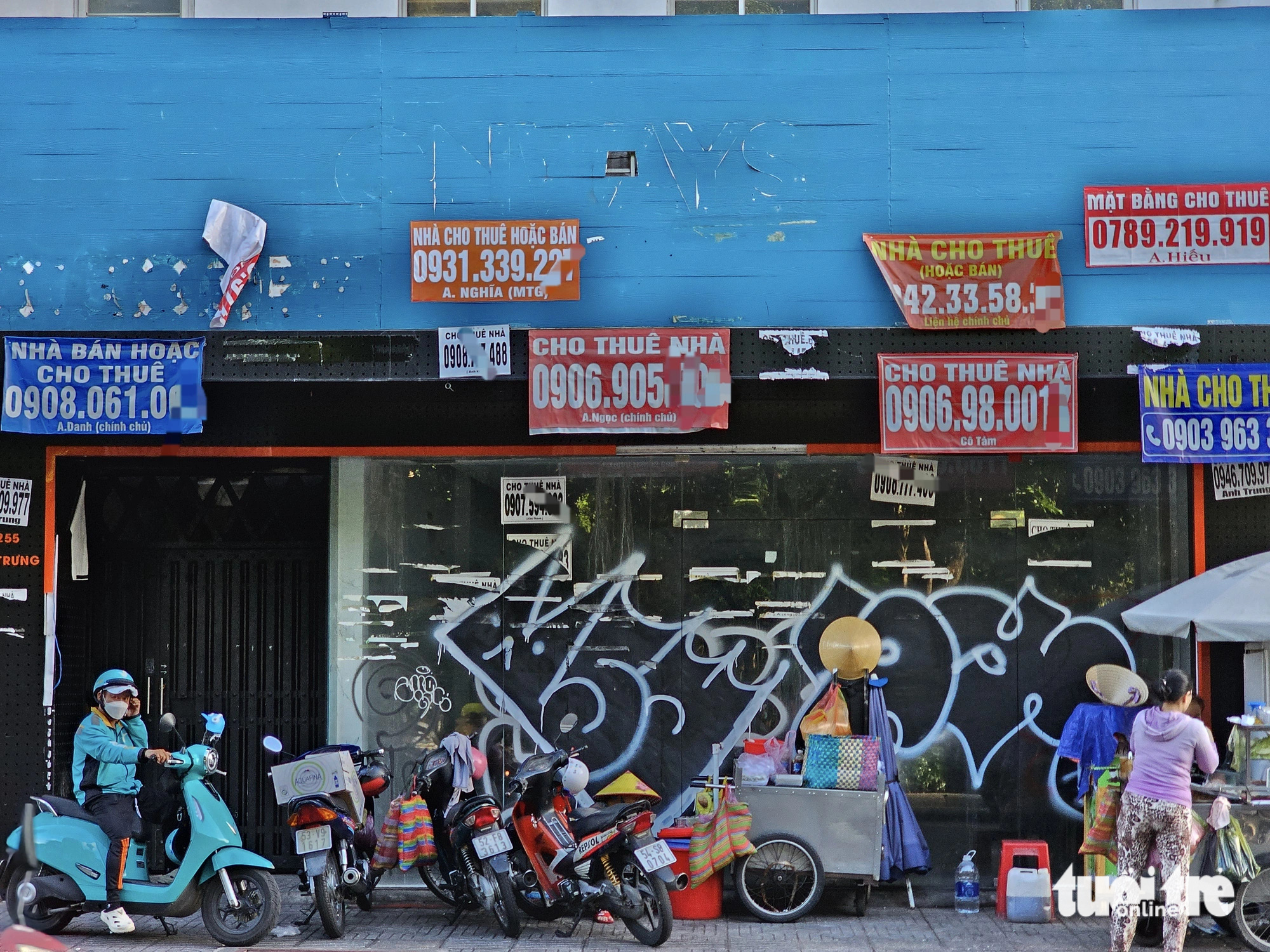 A vibrant marketplace emerges for street vendors in front of a vacant retail premises on Hai Ba Trung Street in District 3, Ho Chi Minh City. Photo: Ngoc Hien / Tuoi Tre