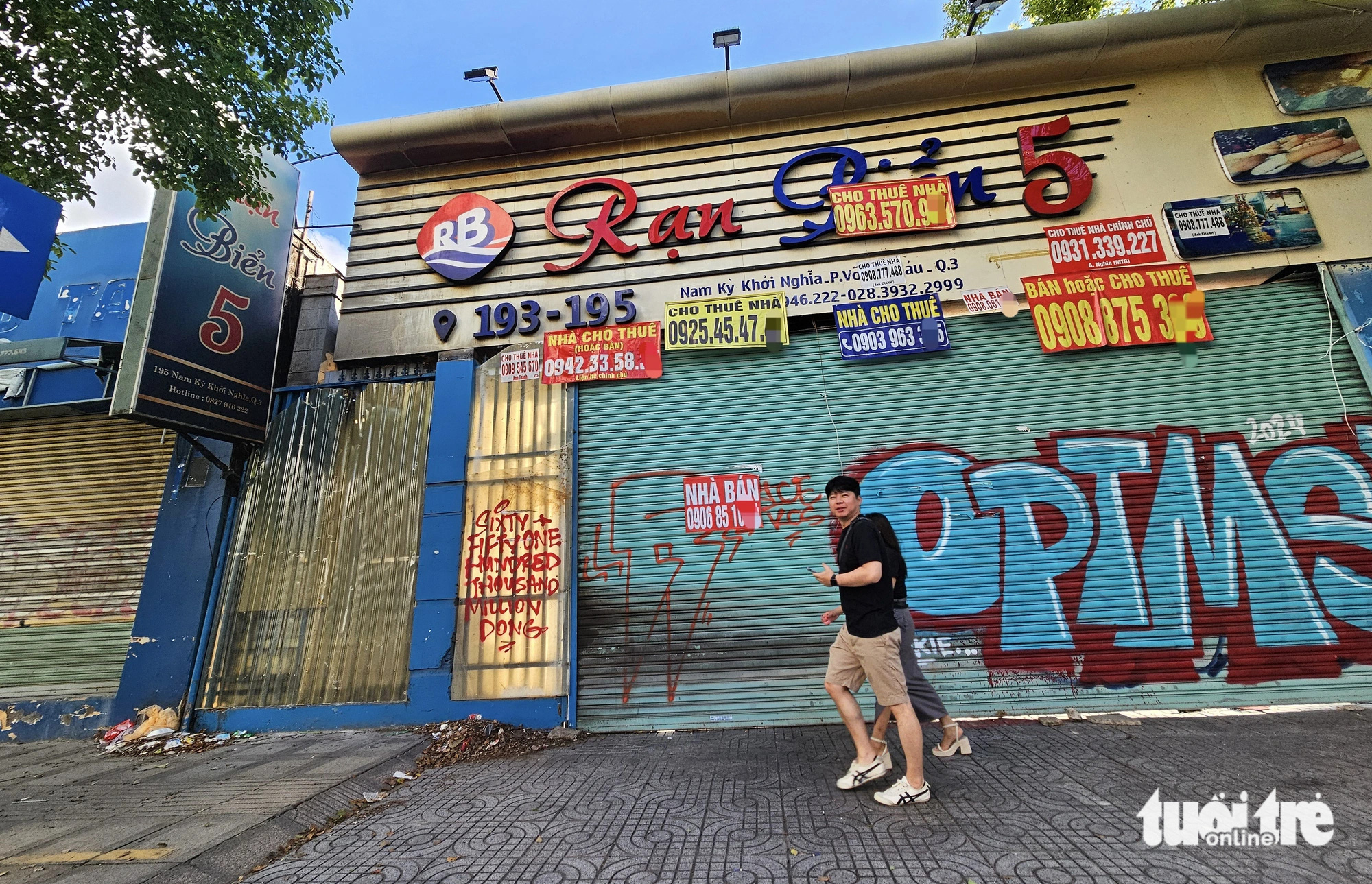‘For rent’ signs are seen at a vacant retail premises in downtown Ho Chi Minh City. Photo: Ngoc Hien / Tuoi Tre