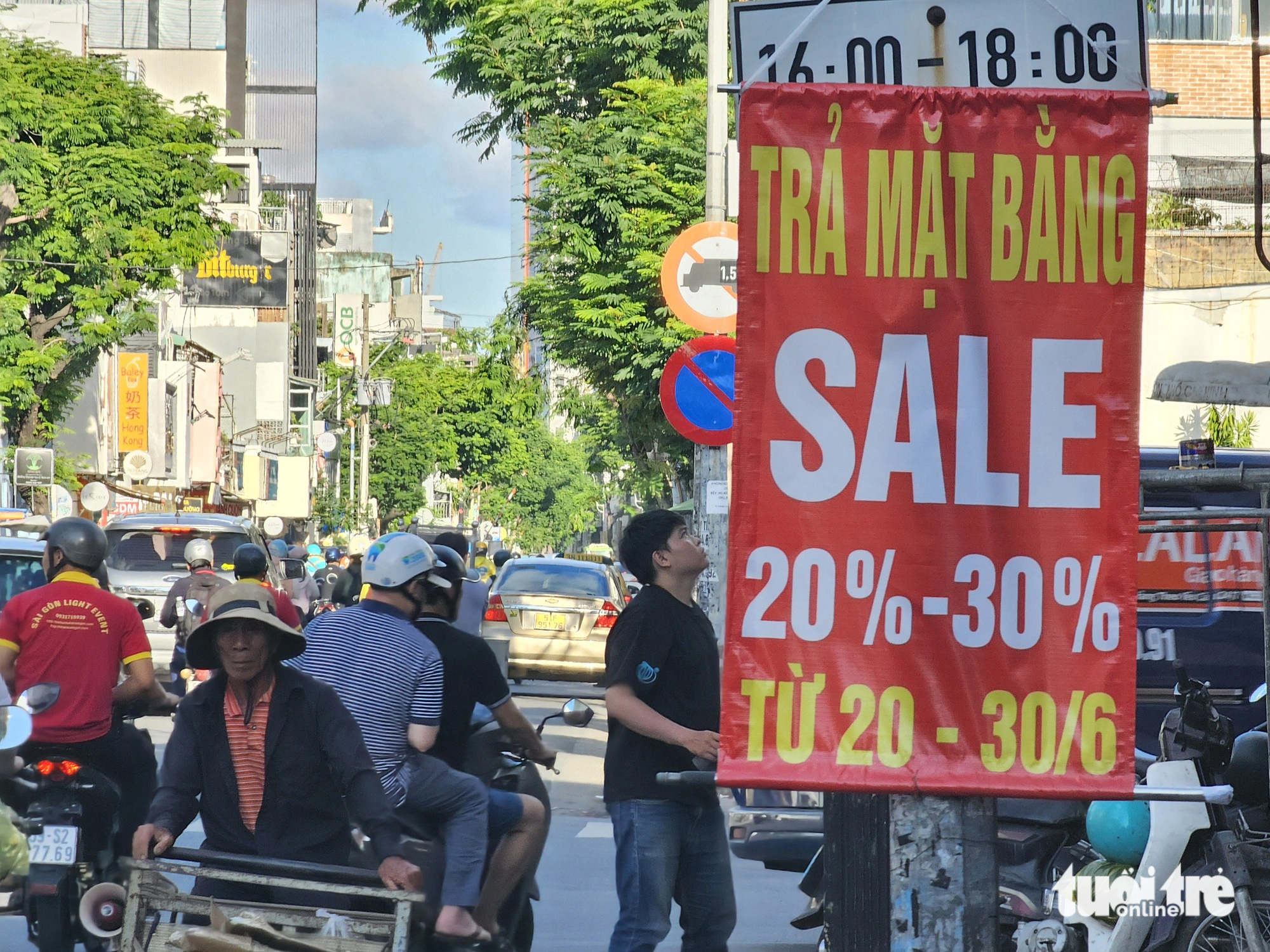 A fashion store posts a sign announcing their plan to vacate their rented retail space and product sale until June 30, 2024 in downtown Ho Chi Minh City. Photo: Ngoc Hien / Tuoi Tre