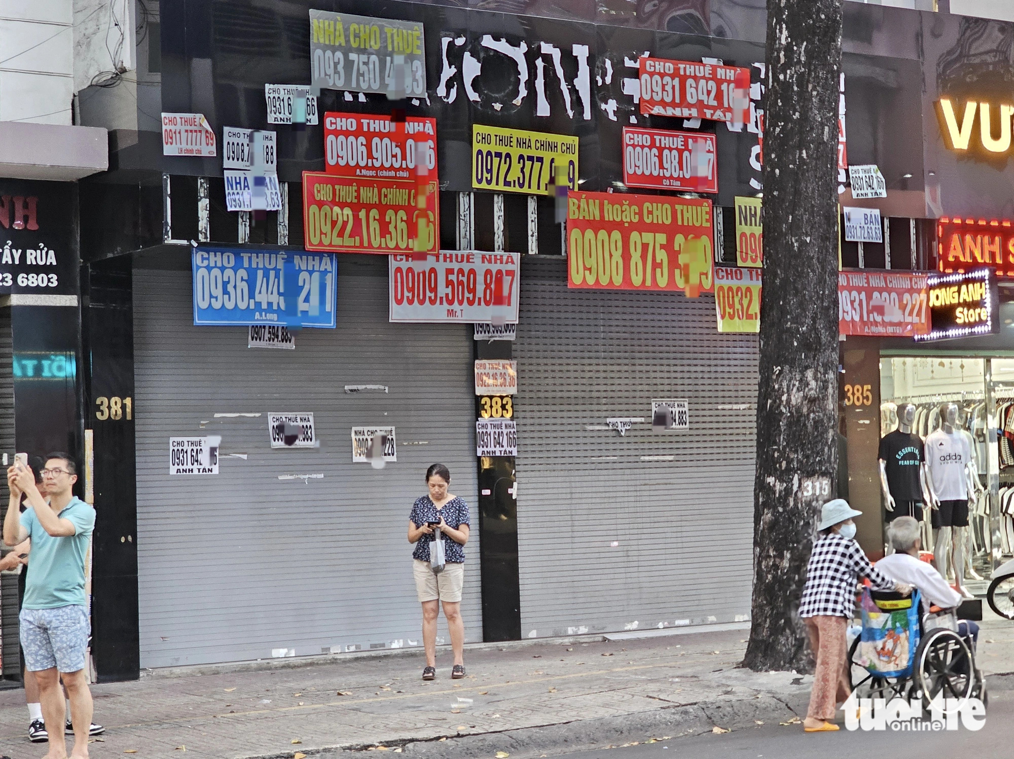 ‘For rent’ signs are seen at a vacant retail premises on Nguyen Trai Street in downtown Ho Chi Minh City. Photo: Ngoc Hien / Tuoi Tre