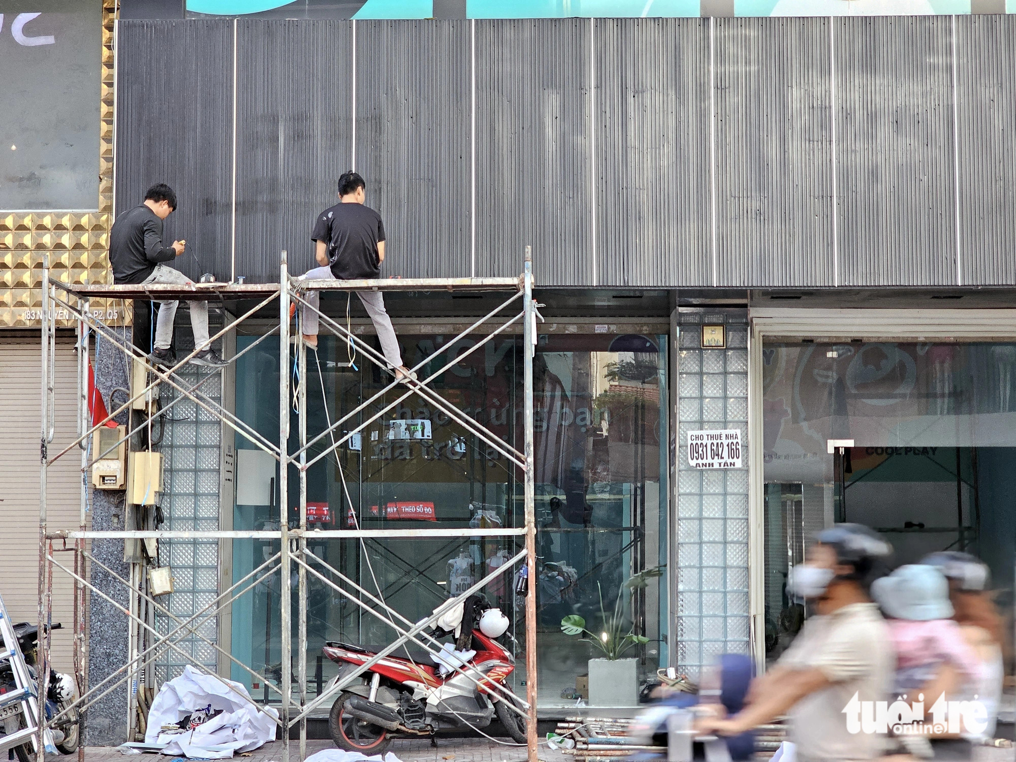 Amidst closed stores, a new shop undergoes renovation to enter the challenging market in downtown Ho Chi Minh City. Photo: Ngoc Hien / Tuoi Tre