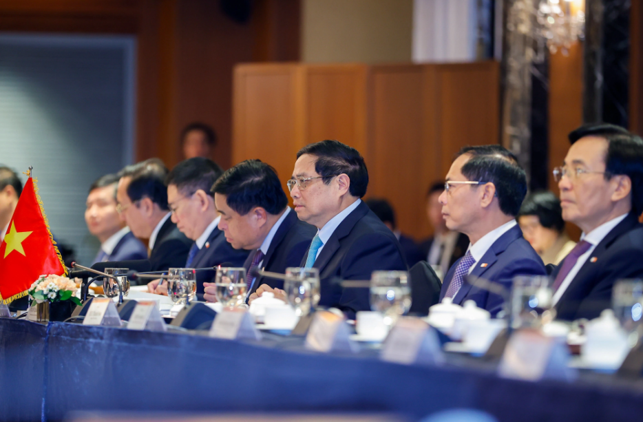 Prime Minister Pham Minh Chinh (R, 3rd) talks with leaders of 20 South Korea companies on July 1, 2024. Photo: Nhat Bac