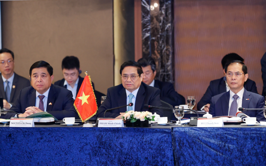 Prime Minister Pham Minh Chinh (middle) is seen in talks with leaders of South Korean firms. Photo: Nhat Bac