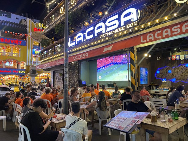Foreigners impressed by UEFA Euro 2024 watching atmosphere in Vietnam