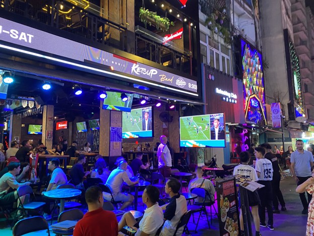 Large screens are installed so that people can watch Euro 2024. Photo: Hien Anh / Tuoi Tre