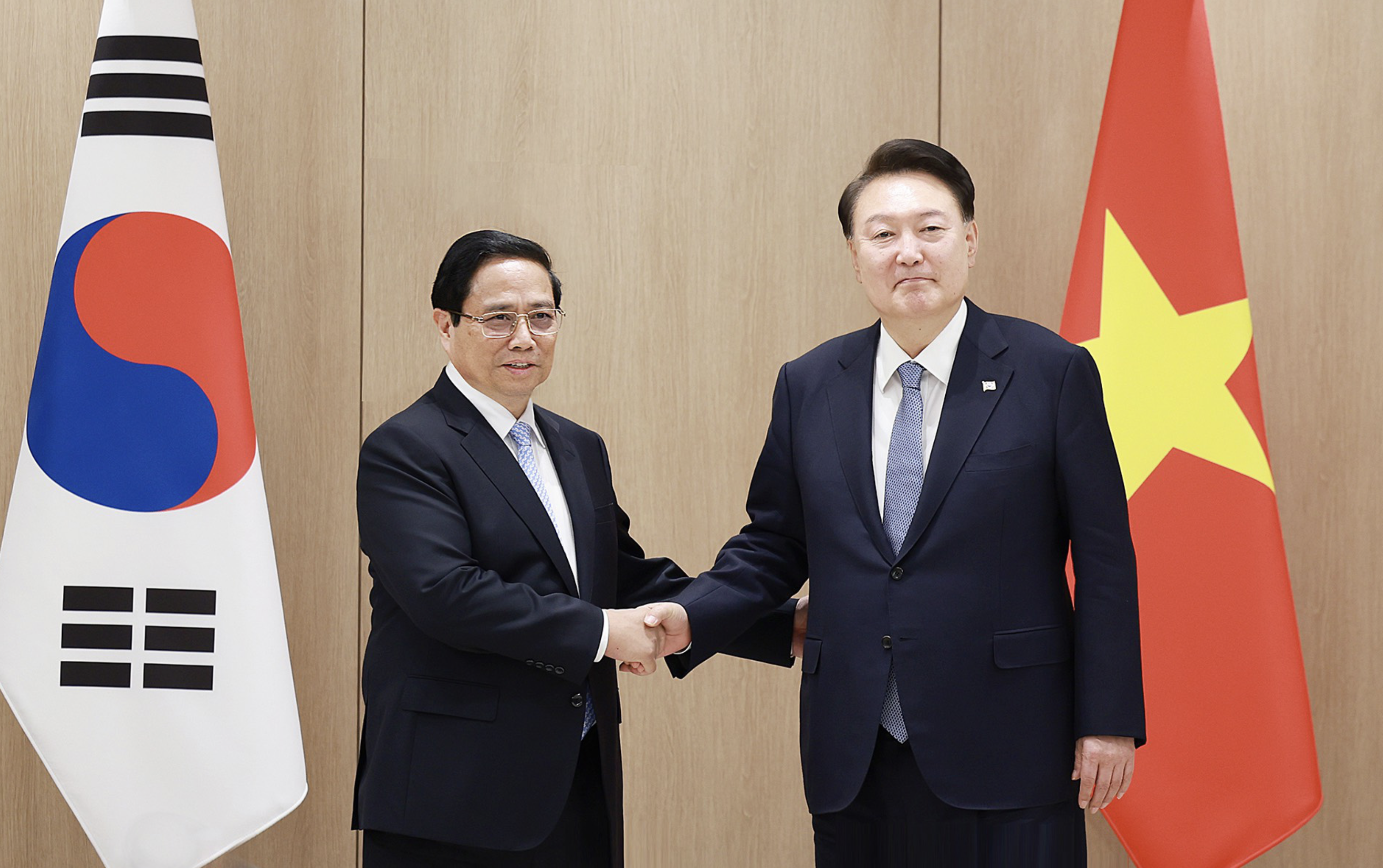 S. Korean president pledges to help Vietnam with semiconductor training