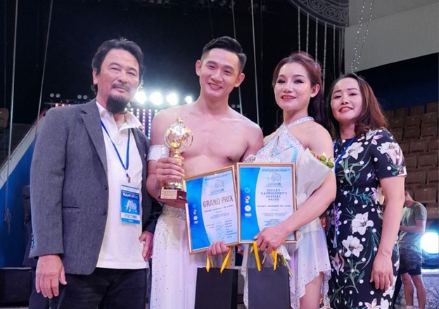 Thanh Hoa (R, 2nd) and Hien Phuoc (L, 2nd) pose for a photo with Le Dien (L), director of Phuong Nam Art Theater and Luu Thi Bich Lien, deputy director of the theater. Photo: Supplied