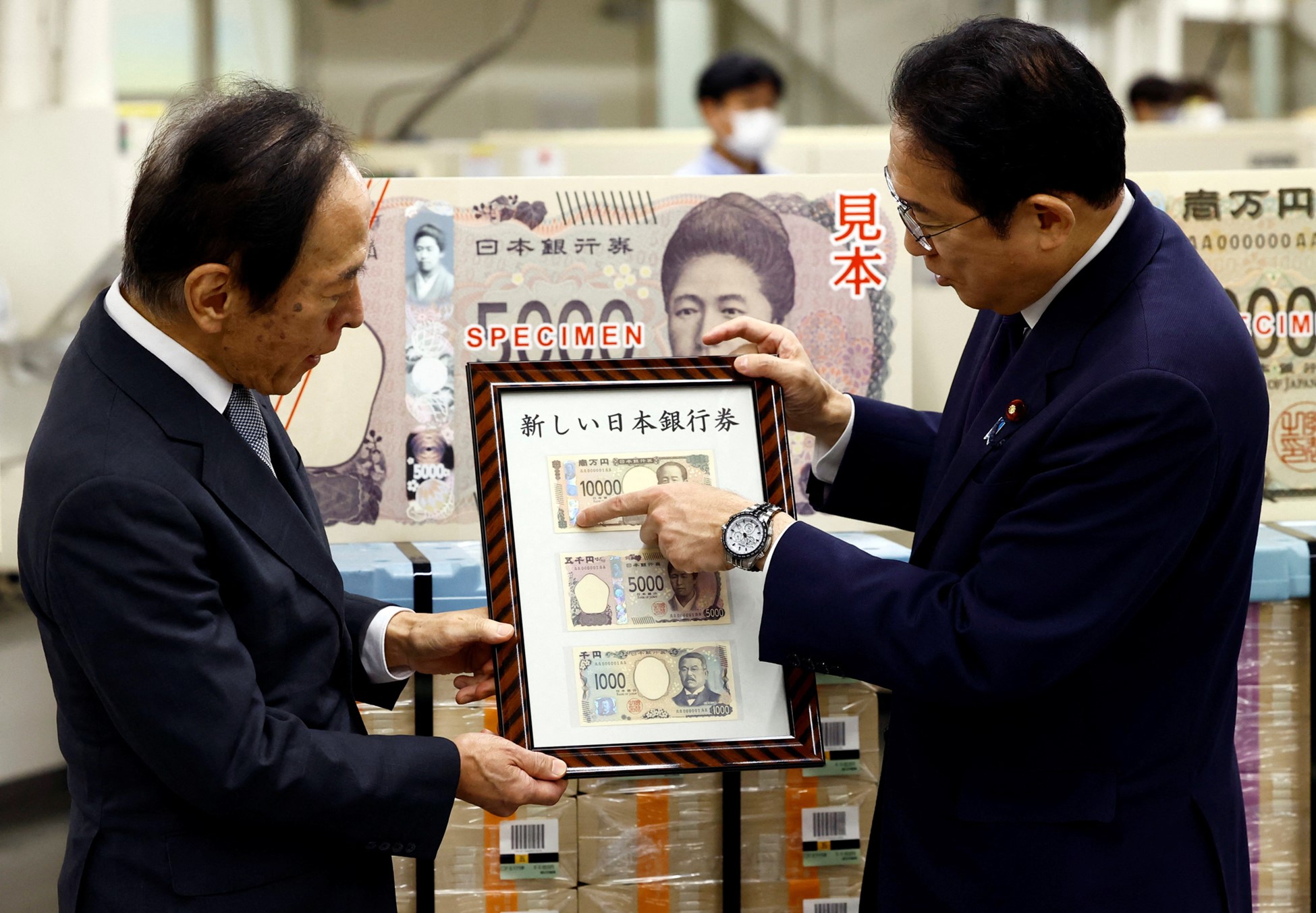 Japan's Prime Minister Fumio Kishida looks at new banknotes with Bank of Japan (BOJ) Governor Kazuo Ueda, on the day of the new notes of 10,000 yen, 5,000 yen and 1,000 yen went into circulation, at the BOJ headquarters in Tokyo, Japan July 3, 2024. Photo: Reuters