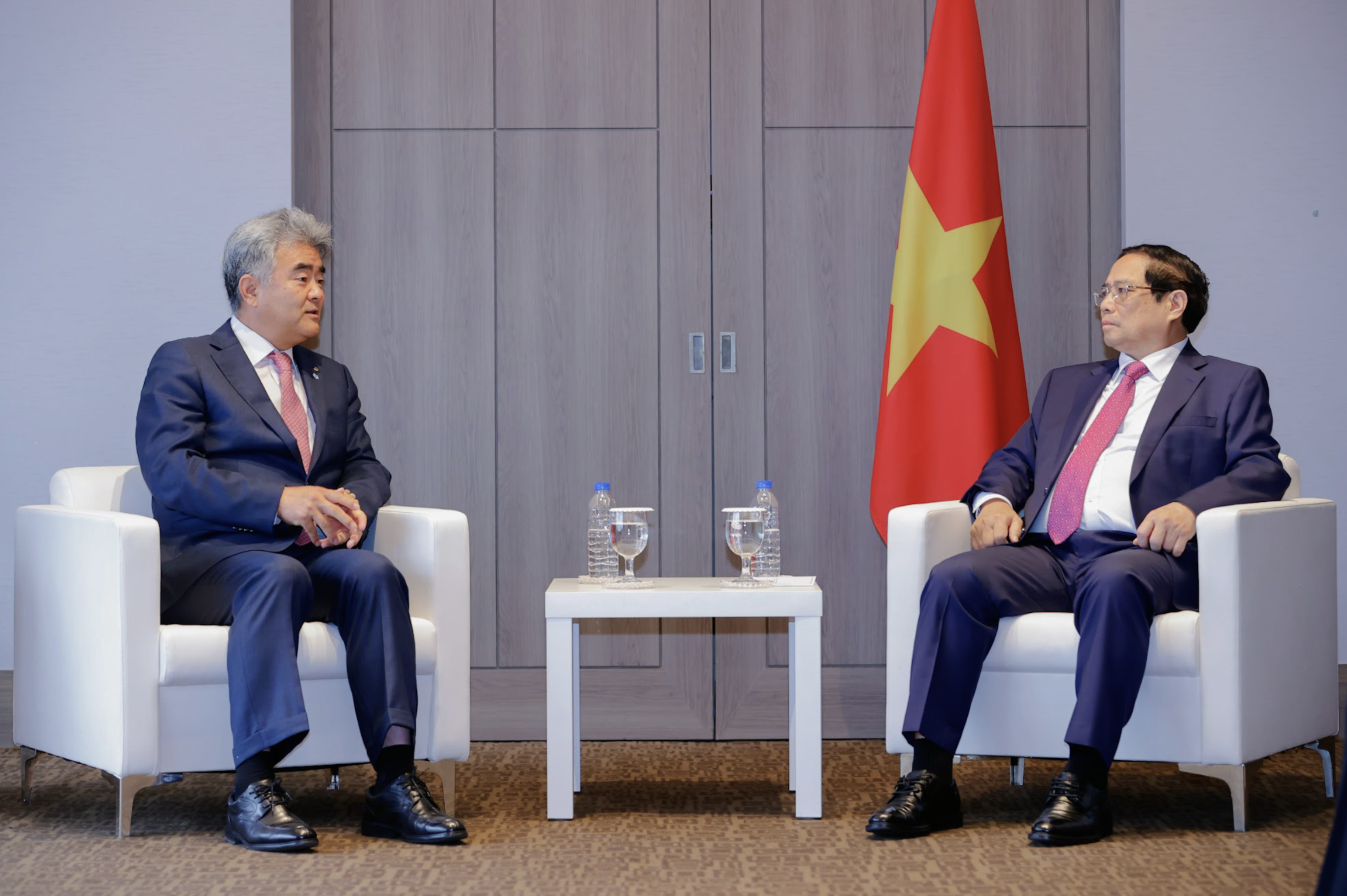 Vietnam’s Prime Minister Pham Minh Chinh (R) talks to Jung Won Ju, chairman of Daewoo E&C. Photo: Nhat Bac