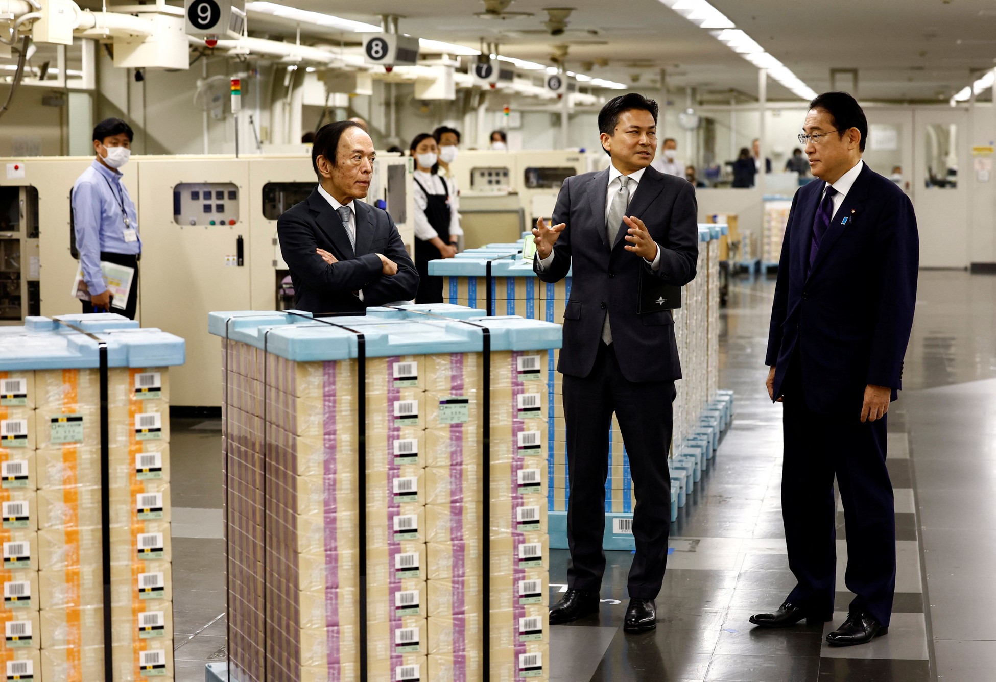 Japan's Prime Minister Fumio Kishida receives lectures from Bank of Japan (BOJ) Governor Kazuo Ueda and BOJ Currency Issue Department Director-General Toshio Kanazawa as he inspects the process of sending new banknotes to financial institutions, on the day of the new notes of 10,000 yen, 5,000 yen and 1,000 yen went into circulation, at the BOJ headquarters in Tokyo, Japan July 3, 2024. Photo: Reuters