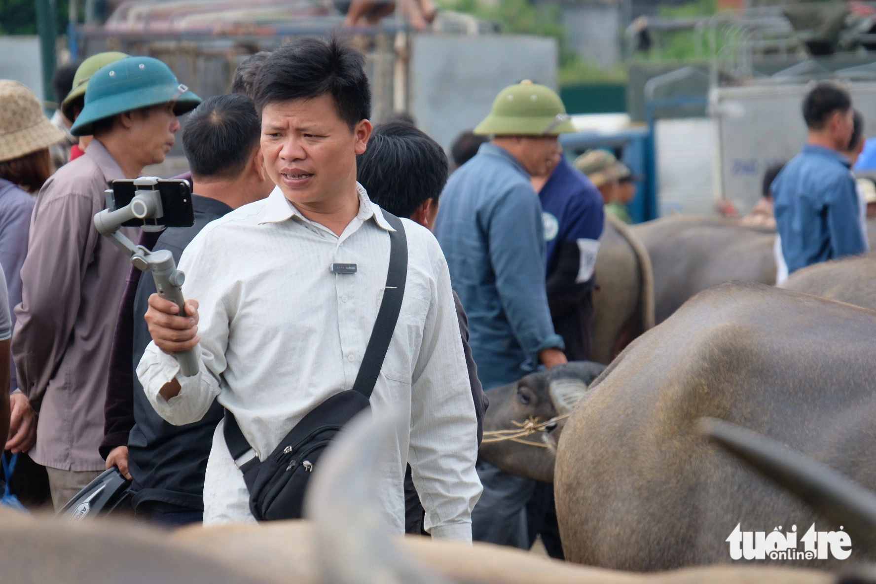 A content creator live streams the Bac Ha cattle market in Bac Ha Town, Lao Cai Province, northern Vietnam. Photo: Nguyen Hien / Tuoi Tre