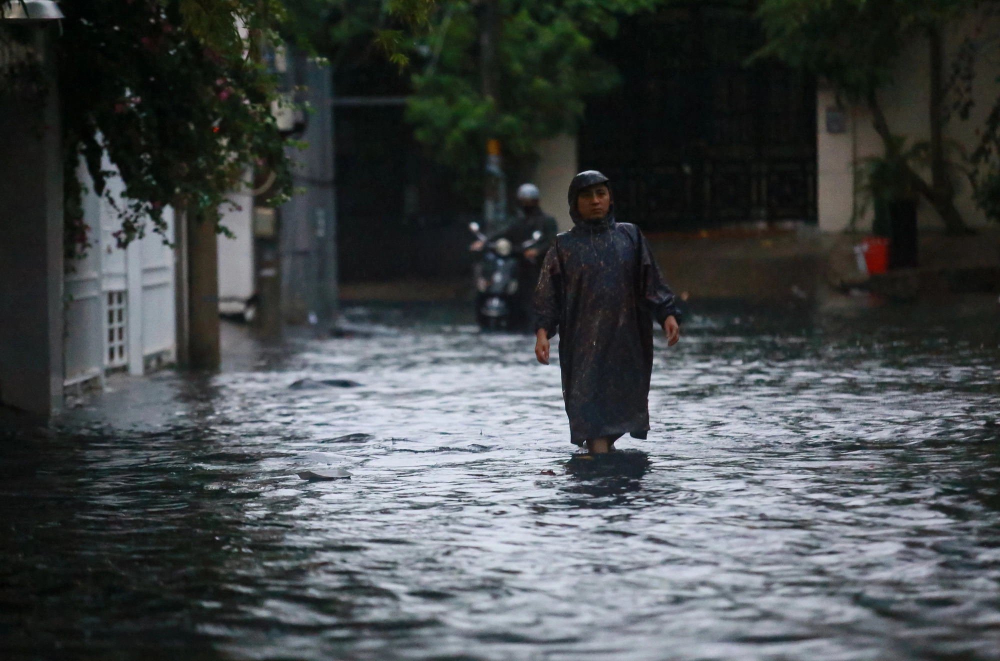 Roads and alleys in the vicinity of Quoc Huong Street in Thao Dien Ward, Thu Duc City under Ho Chi Minh City are submerged under water due to heavy rainfall on July 3, 2024. Photo: Chau Tuan / Tuoi Tre