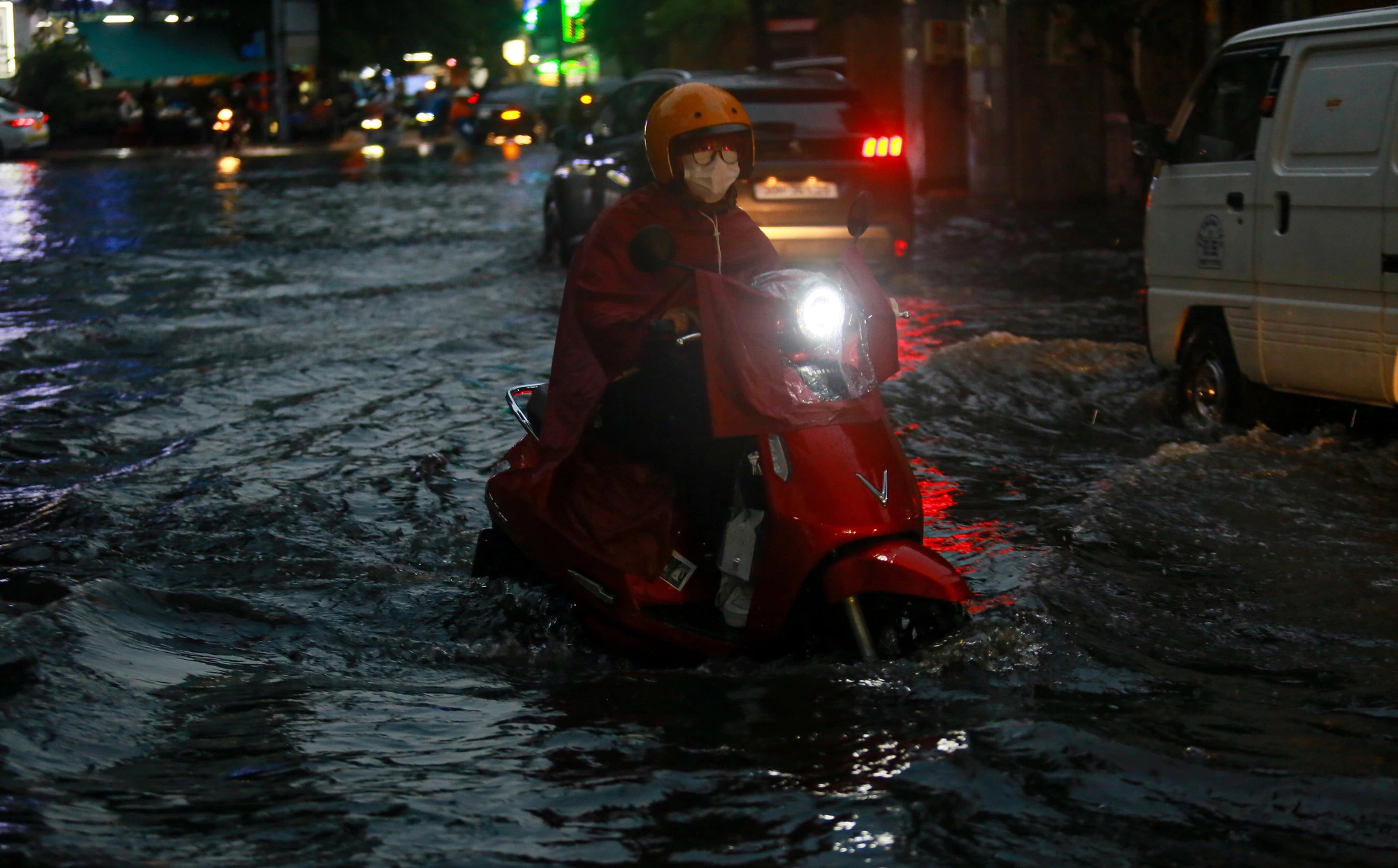 A motorcyclist travels through heavily-flooded Quoc Huong Street in Thao Dien Ward, Thu Duc City under Ho Chi Minh City, July 3, 2024. Photo: Chau Tuan / Tuoi Tre
