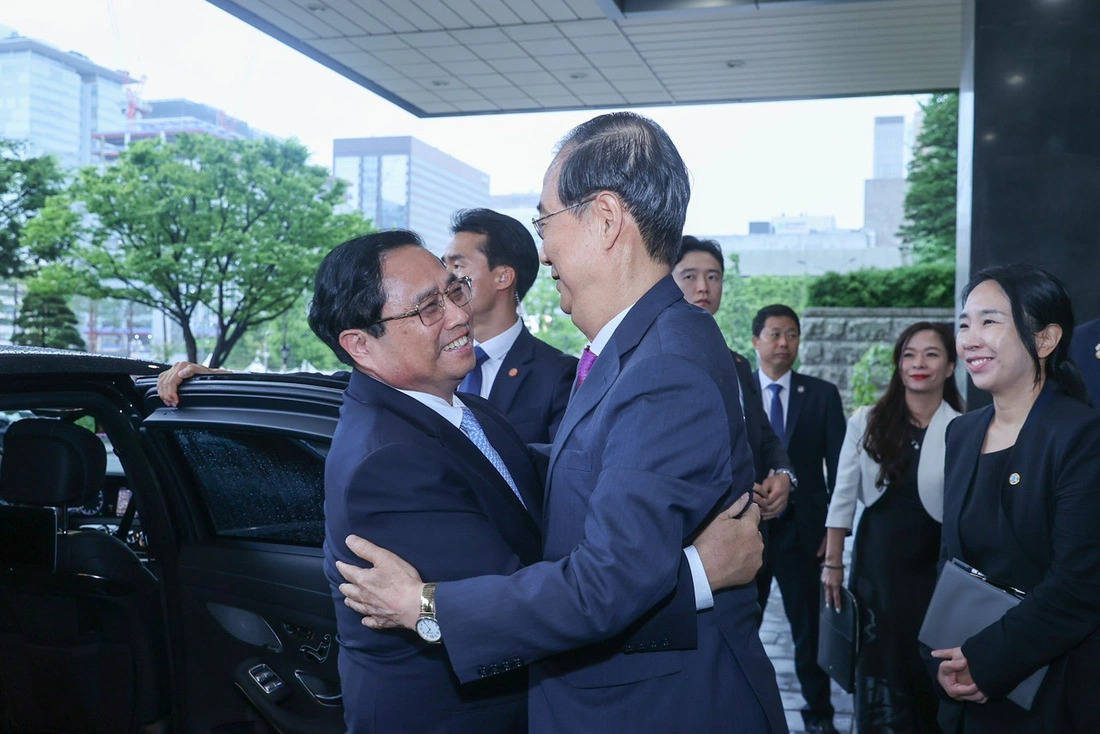 Prime Minister Pham Minh Chinh (L) and his South Korean counterpart Han Duck Soo embrace each other after their talks in Seoul on July 2, 2024. Photo: Nhat Bac / Tuoi Tre