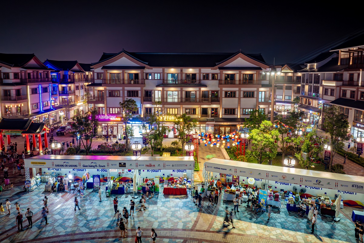 The K-Town night street at Vinhomes Ocean Park 2 brings many interesting experiences to South Koreans and all foreigners as a whole.