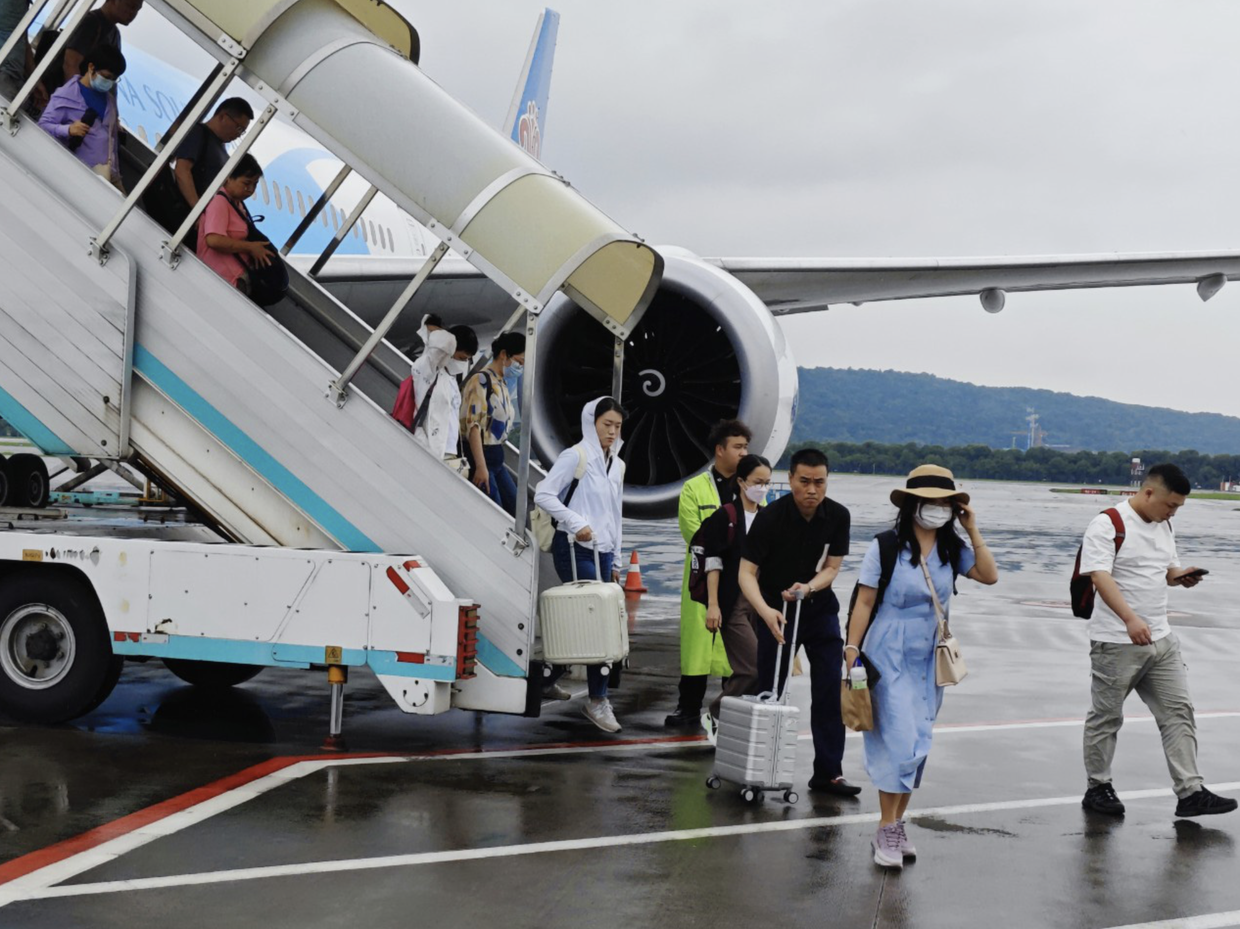 A plane with Vietnamese visitors on board lands at an airport in Guangzhou, China. Photo: Cong Trung / Tuoi Tre