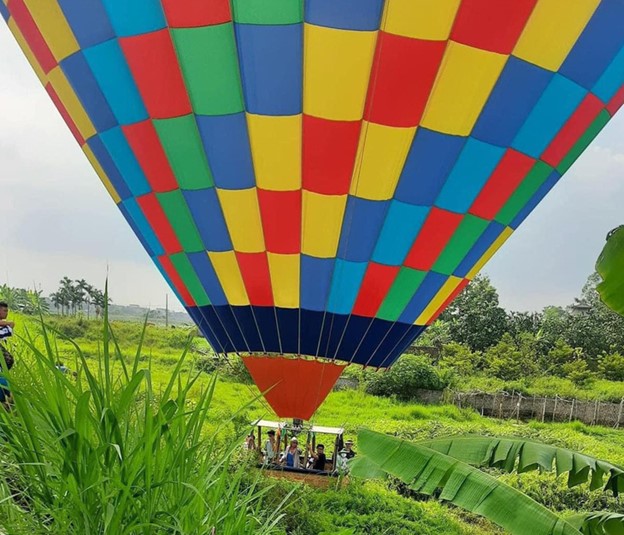 Hot-air balloon makes emergency landing out of technical issue in Hanoi