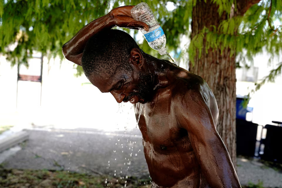 Jerry Churchill, who became homeless two years ago after getting prostate cancer, pours water over himself during an excessive heat warning in Oklahoma City, Oklahoma, U.S. June 26, 2024. Photo: Reuters