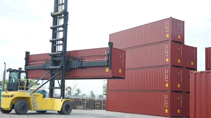 Foreign firms buy Vietnamese shipping containers to offset shortage