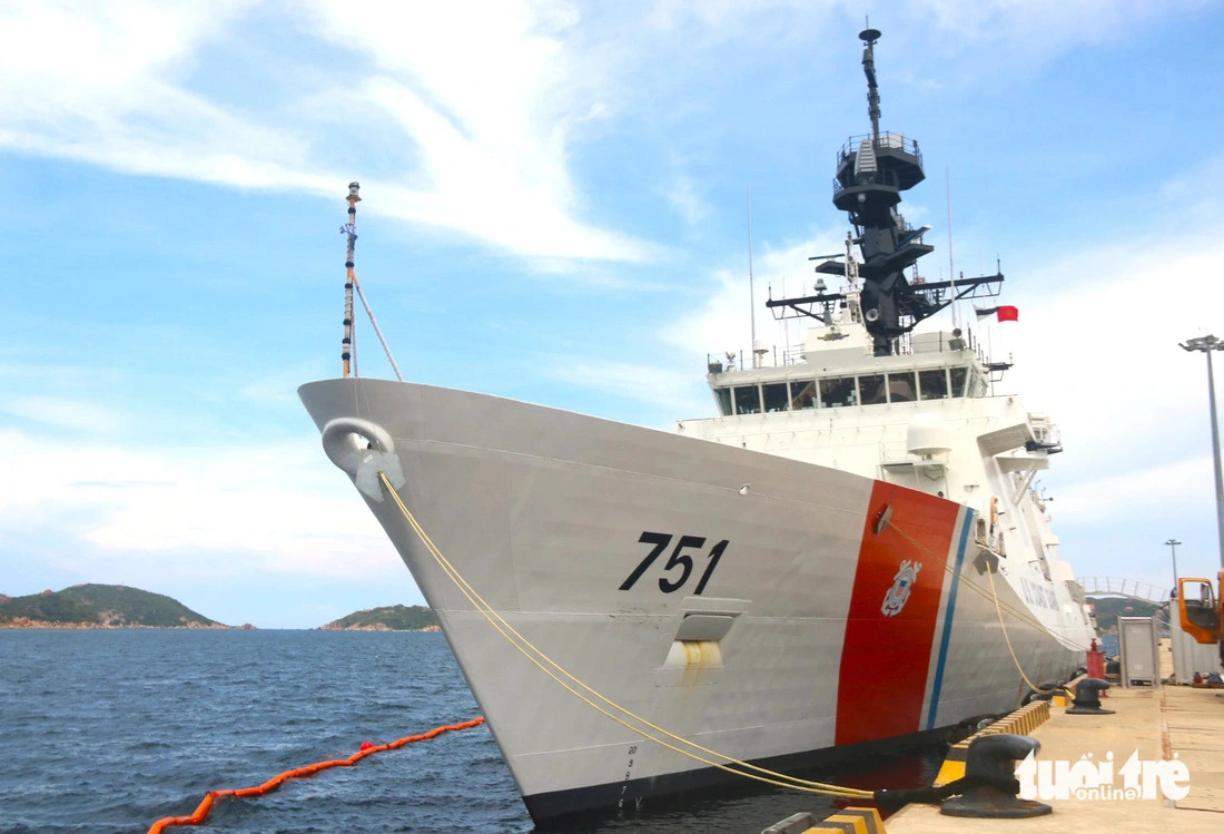 U.S. Coast Guard Cutter Waesche arrives at Cam Ranh International Port in Khanh Hoa Province, south-central Vietnam on July 8, 2024 for a five-day visit. Photo: Nguyen Hoang / Tuoi Tre