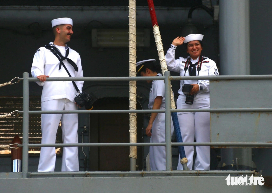 A crew member of the U.S. Navy’s 7th Fleet flagship USS Blue Ridge salutes with a smile when the vessel arrives at Cam Ranh International Port in Khanh Hoa Province, south-central Vietnam on July 8, 2024. Photo: Nguyen Hoang / Tuoi Tre