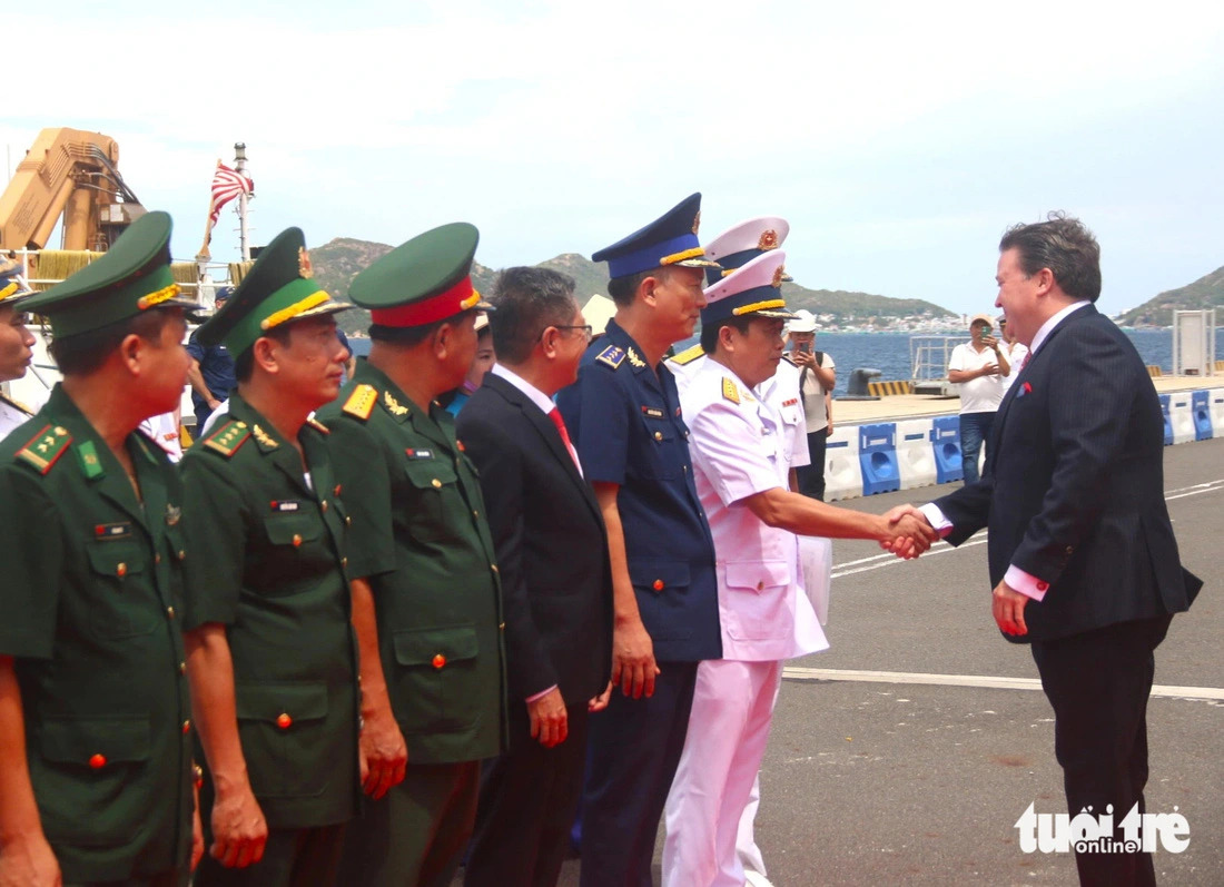 U.S. Ambassador to Vietnam Marc Knapper (R) shakes hands with Vietnamese naval and coast guard officials at Cam Ranh International Port in Khanh Hoa Province, south-central Vietnam on July 8, 2024. Photo: Nguyen Hoang / Tuoi Tre