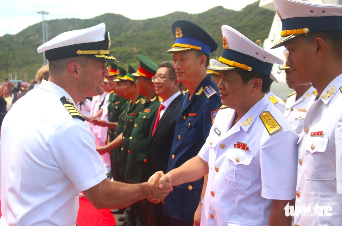 Naval officials from the U.S. Navy’s 7th Fleet flagship USS Blue Ridge shake hands with Vietnamese naval and coast guard officers at Cam Ranh International Port in Khanh Hoa Province, south-central Vietnam on July 8, 2024. Photo: Nguyen Hoang / Tuoi Tre