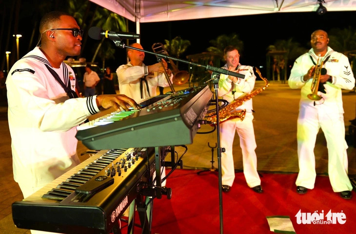 The troupe of the USS Blue Ridge performs exciting and attractive songs at Tue Tinh Park in Nha Trang City, Khanh Hoa Province, south-central Vietnam on July 8, 2024. Photo: Nguyen Hoang / Tuoi Tre