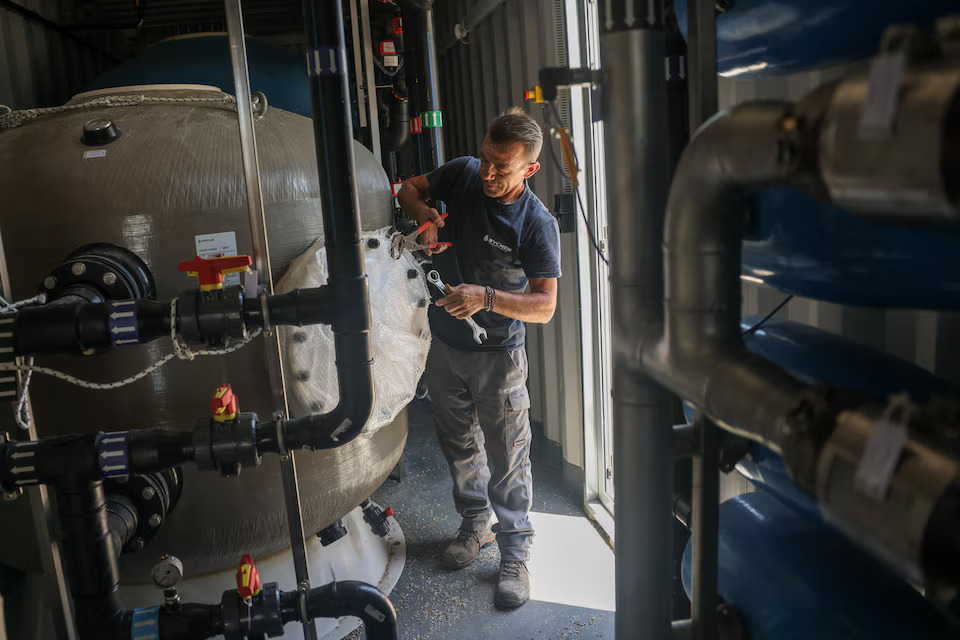 [3/10]A worker inspects the hardware inside a desalination plant, on the island of Naxos, Greece, June 20, 2024. Photo: Reuters