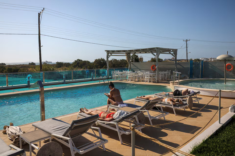 [5/10]Tourists rest next to a hotel pool, on the island of Naxos, Greece, June 20, 2024. Photo: Reuters