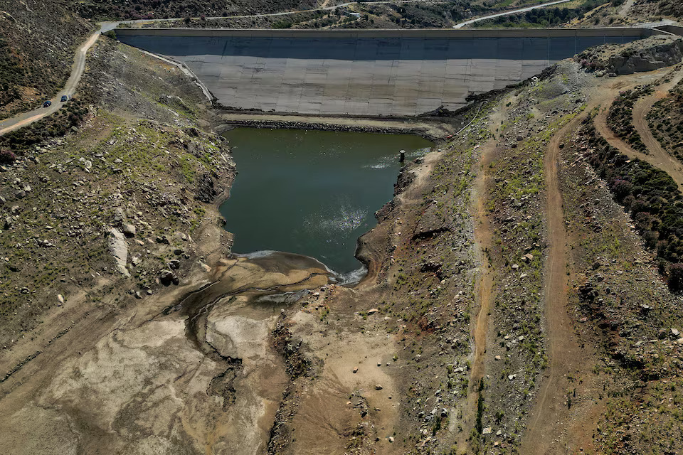 [6/10]A drone view shows the Eggares irrigation dam, on the island of Naxos, Greece, June 20, 2024. Photo: Reuters